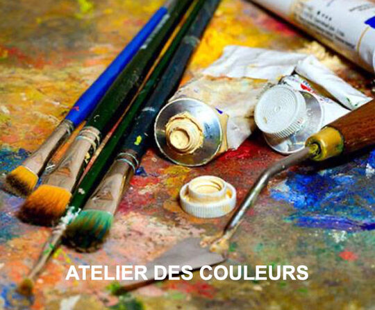 Image d'illustration avec des pinceaux et des tubes de peintures. Il est écrit Atelier des couleurs