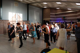 Photo d'un groupe de personne pratiquant la danse en ligne dans la salle des fêtes