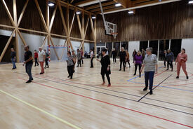 Photo d'un groupe de personne pratiquant la danse en ligne dans la salle de sport